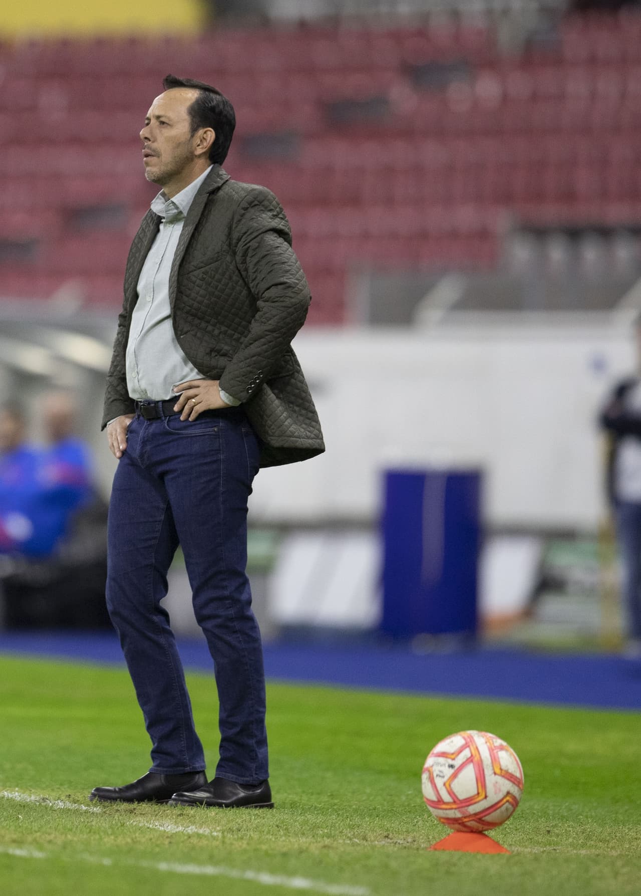 Eduardo Fentanes buscaba soluciones para su escuadra.