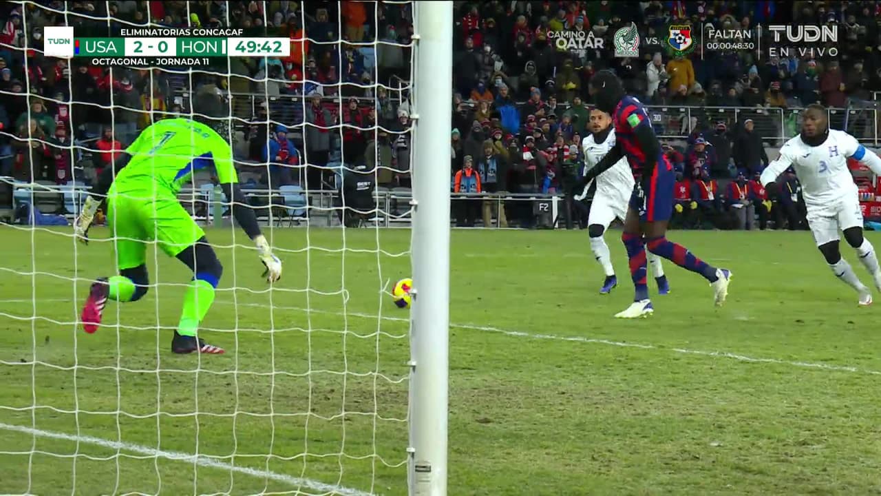 ¡TIRO ATAJADO! disparo por Timothy Weah.