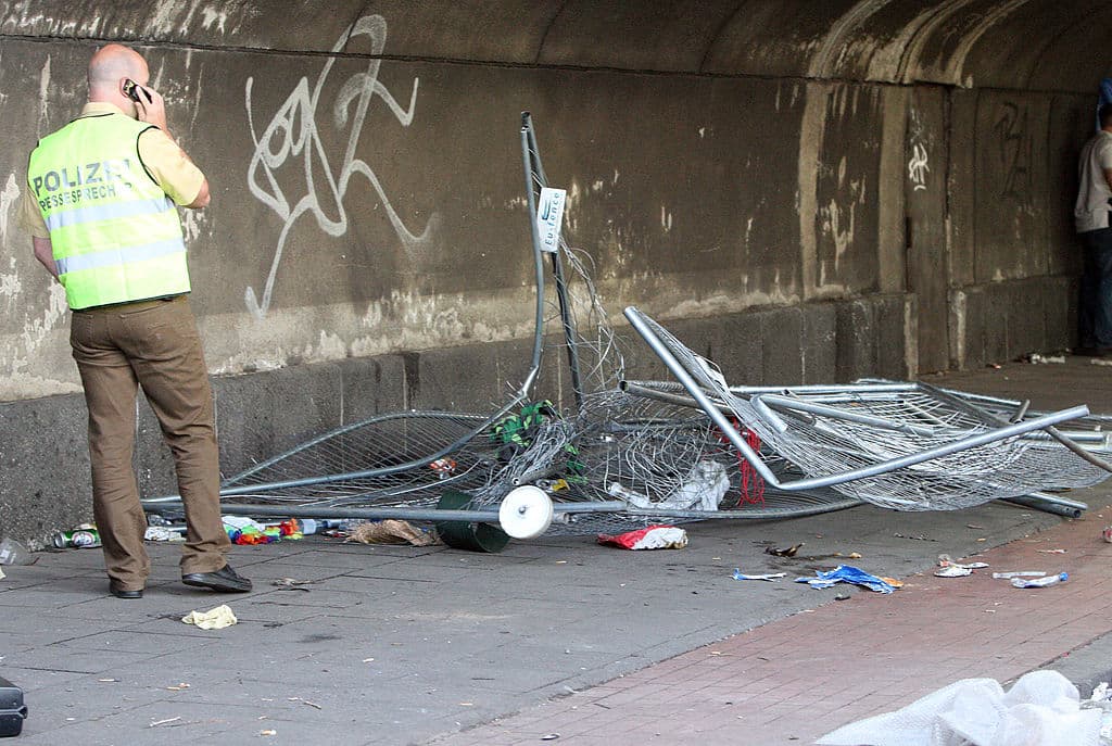 "Algo desató el pánico en el túnel y se produjo el caos, aplastando a muchas de las víctimas hasta la muerte", informó NPR en ese momento.