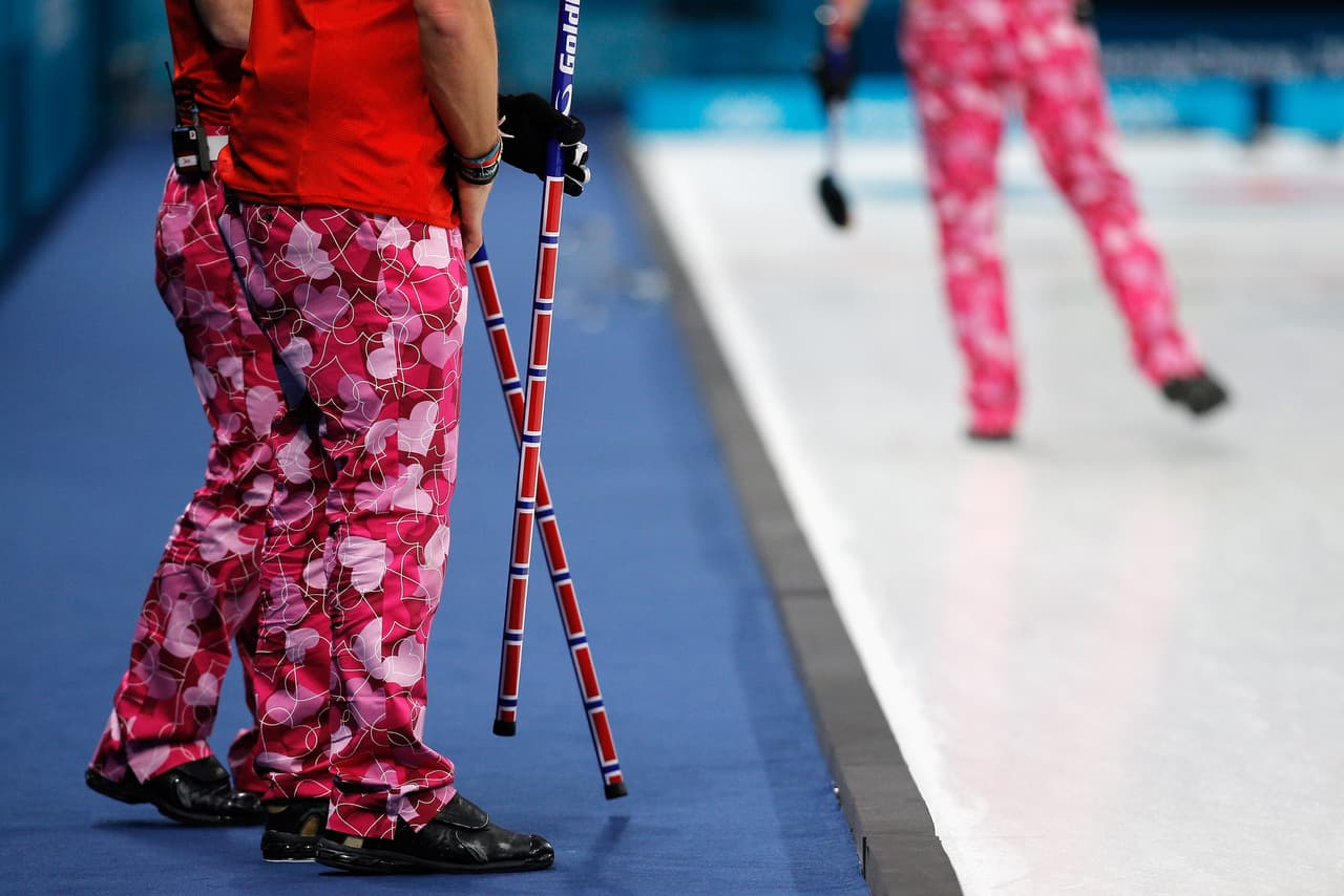 El equipo masculino de curling en Pyeongchang 2018, que siempre usa el mismo color de playera, ha sorprendido con sus pantalones de curiosos diseños, que hasta corazones tuvieron en San Valentín.