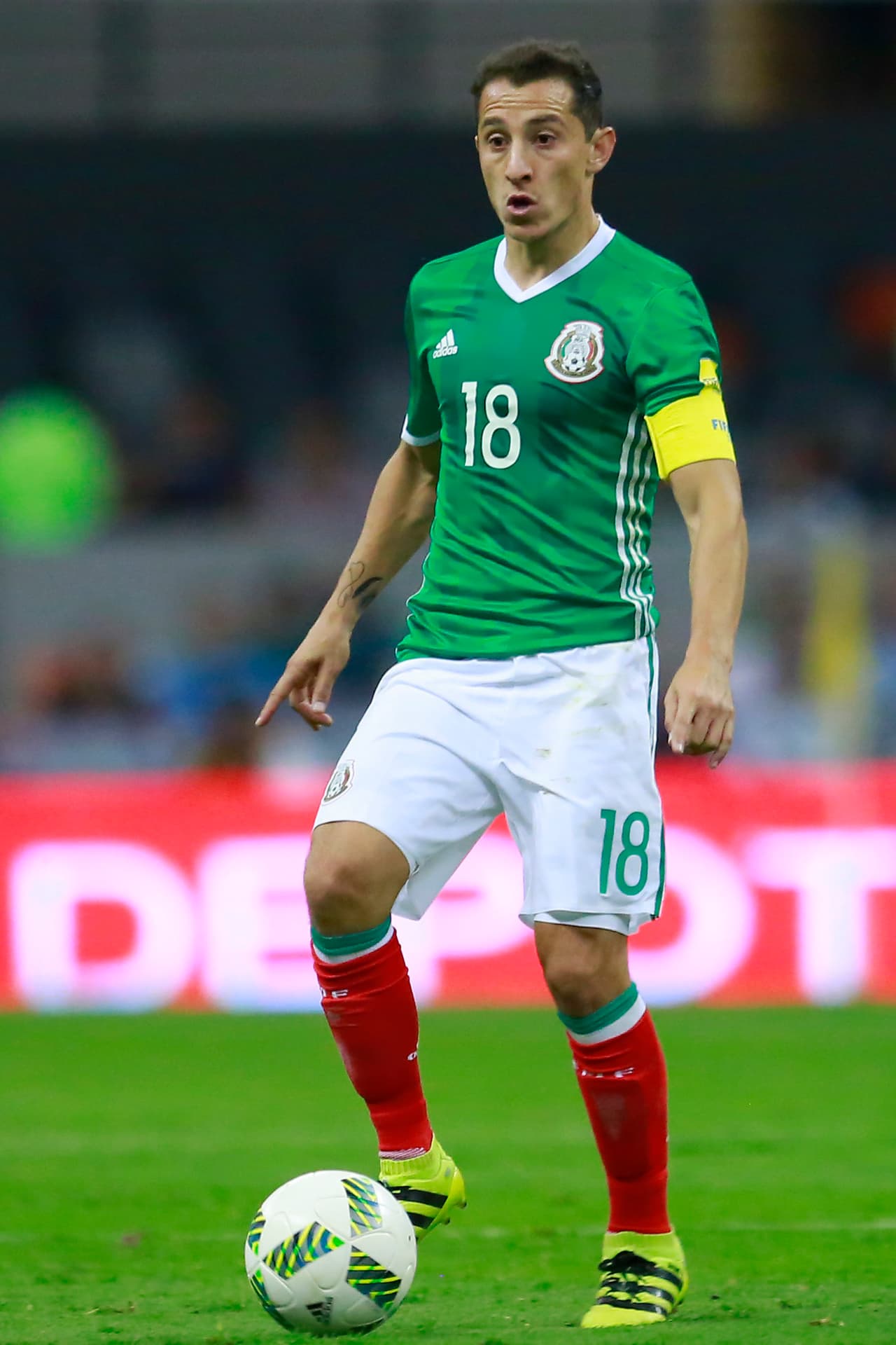 Andrés Guardado es el destinado a ser el volante por la izquierda, apoyado no solo por su capacidad de desdoblamiento sino por su experiencia y liderazgo en la cancha. Mismos que lo mantienen como titular en el PSV Eindhoven.