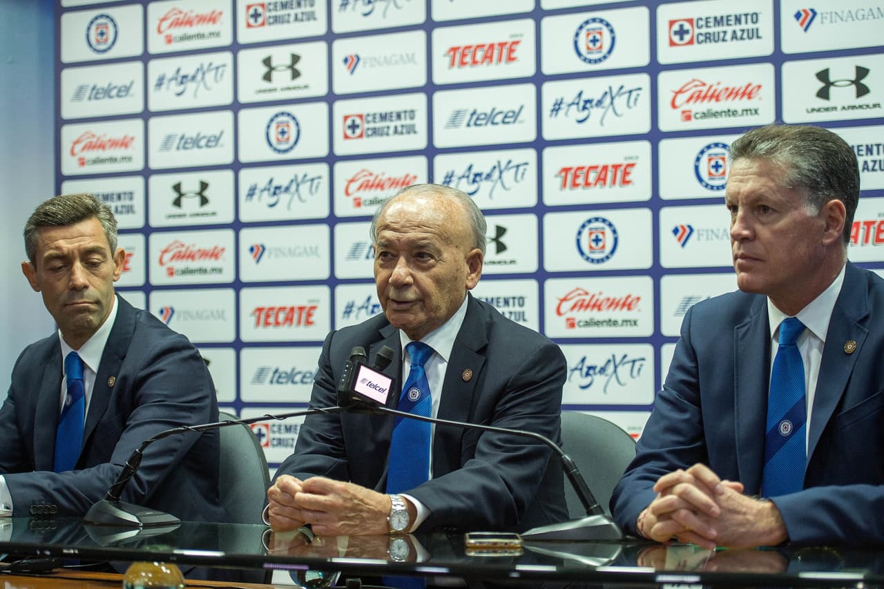 Aparte de los representantes de Cruz Azul, en el evento estuvo el técnico de Cruz Azul, el porugués Pedro Caixhina.