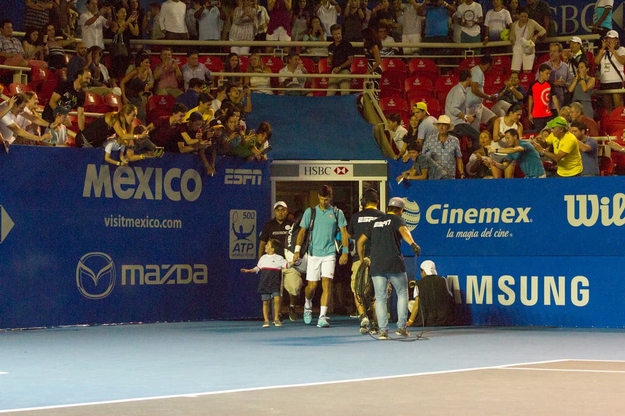 Nick Kyrgios eliminó al favorito del Abierto Mexicano, el serbio Novak Djokovic, número dos en la siembra de la ATP. El australiano dio una demostración de potencia y precisión con su saque que se tradujo en 25 aces para acceder a las Semifinales.