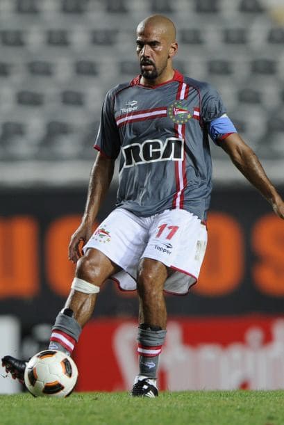 Juan Sebastián Verón, volante de Argentina en 1998 y 2002 y actual jugador de Estudiantes de la Plata, se encinta las rodillas tras una lesión que tuvo en 1997 y luego nunca más las abandonó