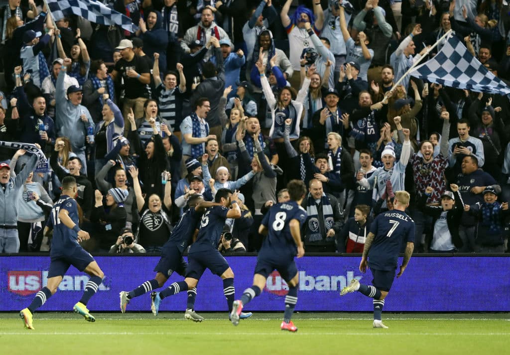Gol de Roger Espinoza y la afición del Kansas City no para de vibrar, cantar y reír.