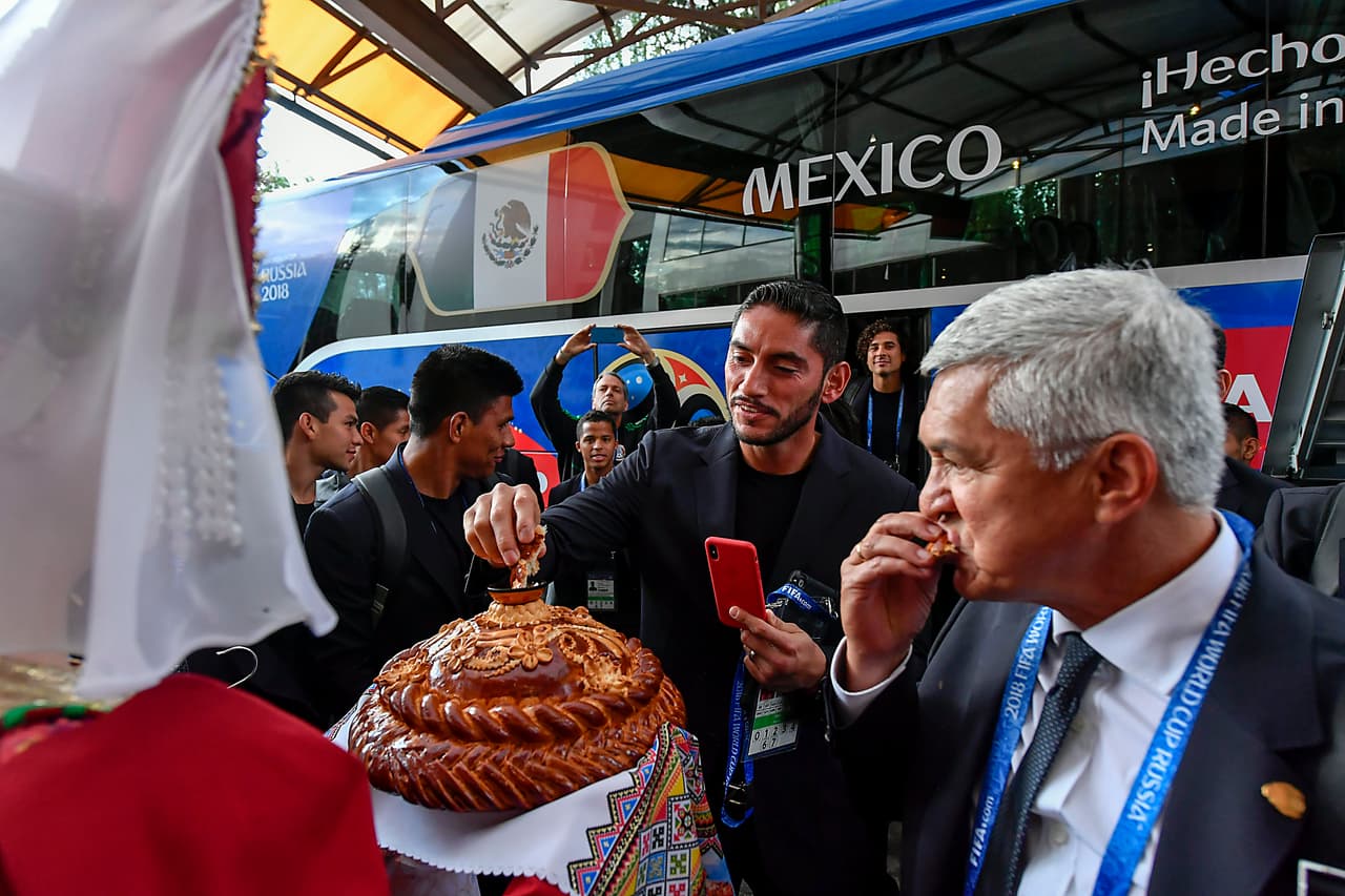 Con el lema '¡Hechos en México, hechos para la victoria!', el guardameta Jesús Corona se anima a tomar parte de la cálida recepción de la que fue objeto el Tricolor, mientras graba. (Foto: IMAGO7)