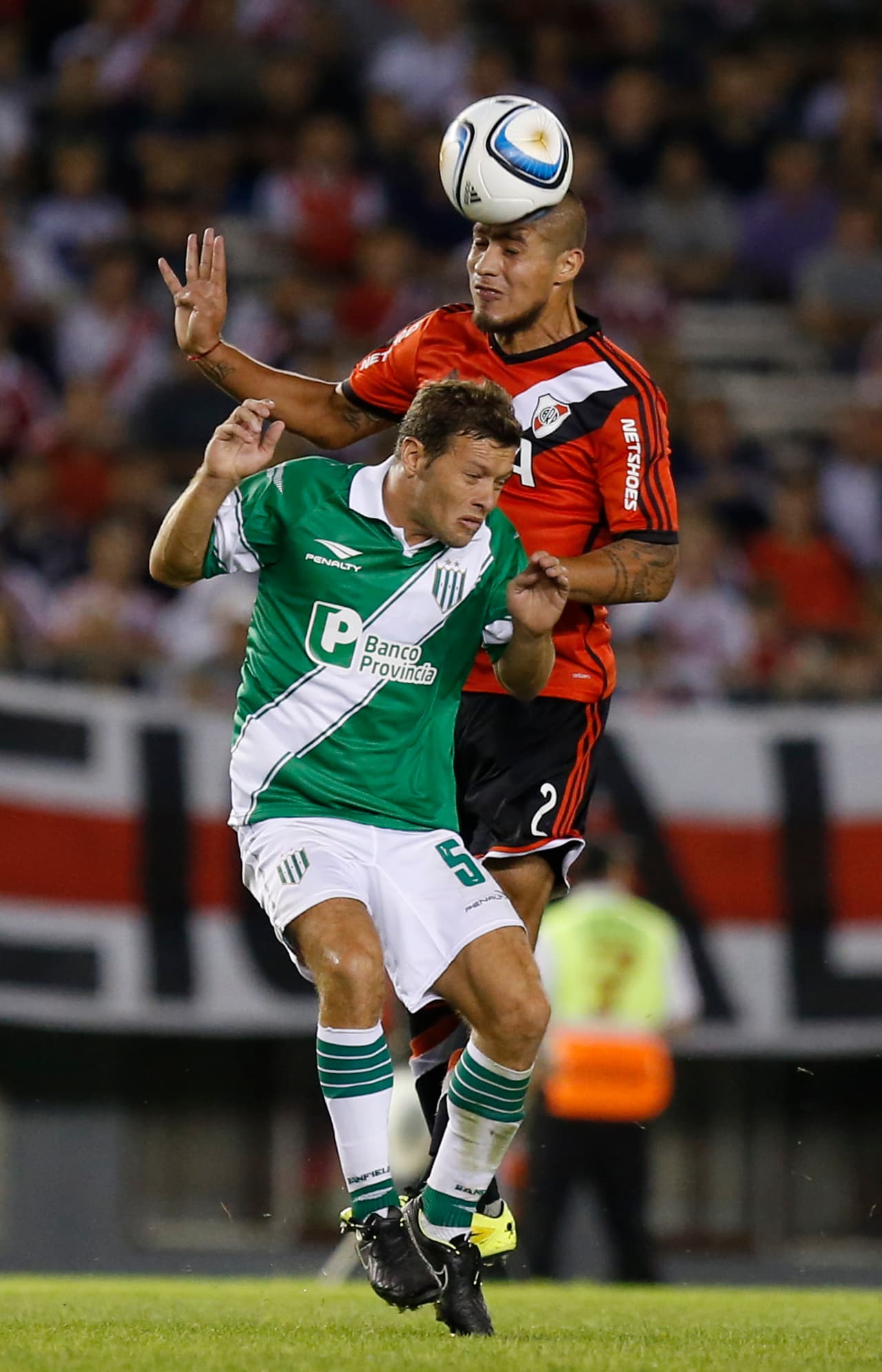 Miguel Herrera ya planea cómo deberán jugar los Xoloitzcuintles de Tijuana y para ello tiene en mente al defensor de Banfield, Nicolás Domingo.