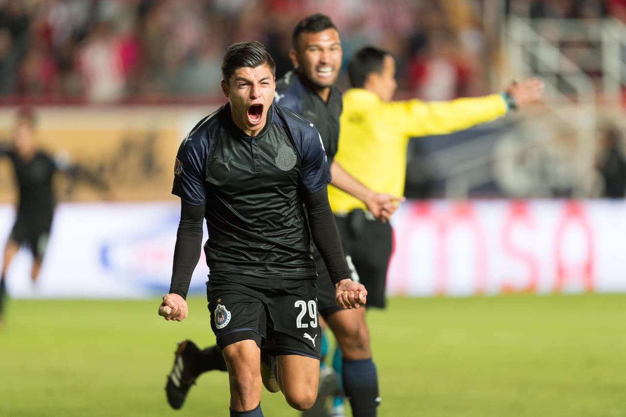 Rolando Cisneros se estrenó como goleador al minuto 65. Sólo tuvo que empujar un balón que quedó suelto tras una atajada del arquero del Necaxa y que Pizarro le puso.