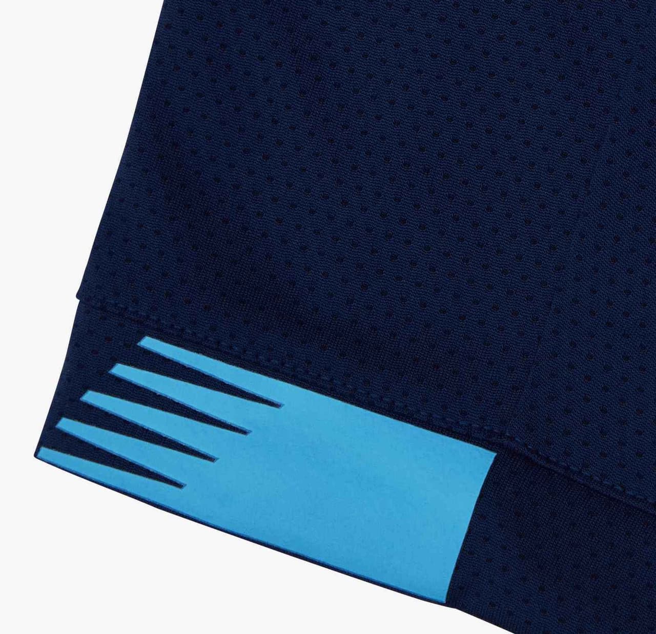 Ya está lista. El F.C. Porto anunció su tercera playera para la nueva temporada la cual destaca por su color azul oscuro y unos patrones en el pecho que recuerdan la textura del mítico dragón, emblema del club, en tonos más claros. Tecatito y compañía lucirán esta prenda buscando ganar la Liga, las Taças y pelear la Champions.