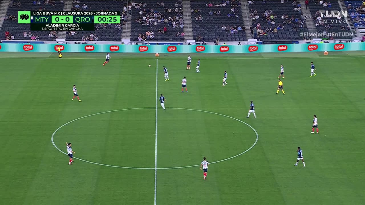 Arranca el partido y la pelota está en juego.