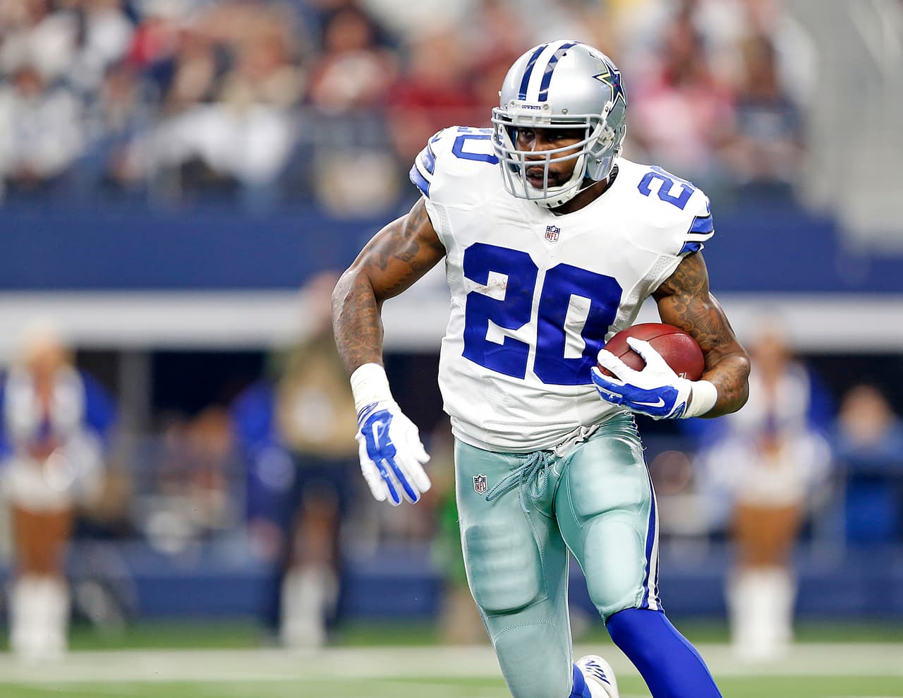Dallas Cowboys running back Darren McFadden (20) runs during an NFL game against the Washington Redskins Sunday, January 3, 2016, in Arlington, Texas. The Redskins defeated the Cowboys, 34-23. (James D. Smith via AP)