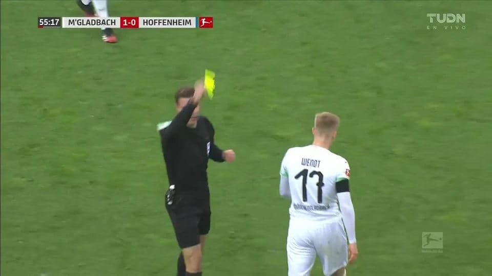 Tarjeta amarilla. El árbitro amonesta a Oscar Wendt de Borussia Mönchengladbach