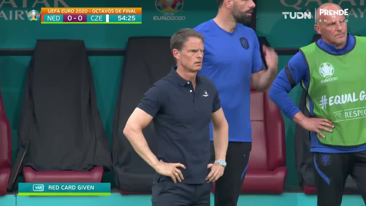 ¡Expulsión! El árbitro saca la roja directa a Matthijs de Ligt.