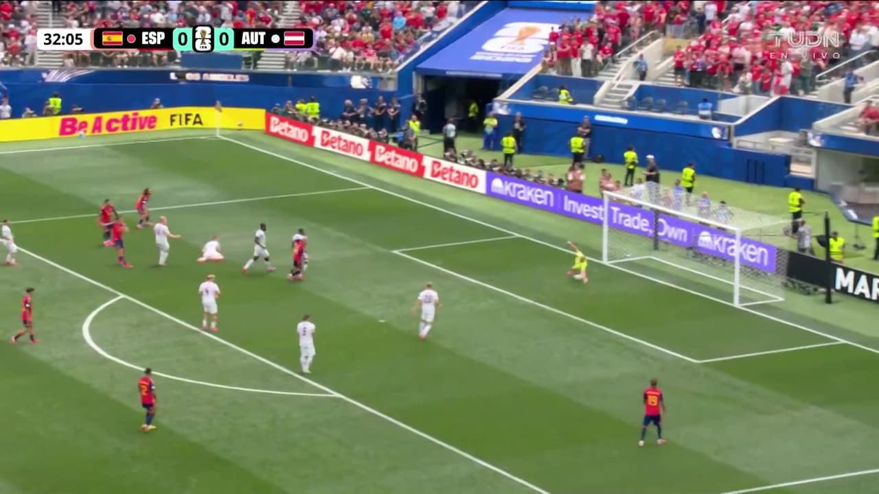 ¡Atajada enferma de Schlager! El arquero austriaco evita el gol de España