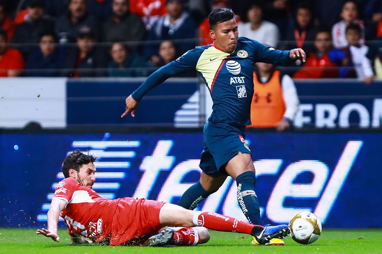 América explotó las velocidad de sus jugadores por las bandas para amenzar al Toluca en un par de ocasiones antes del gol.