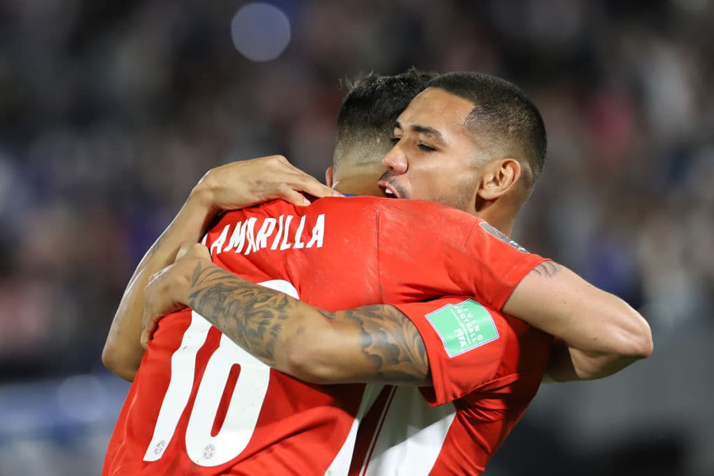 Héctor Martínez y Kaku son los encargados de regresar a Paraguay a la pelea por su lugar para el mundial y vencen 2-1 a Venezuela.