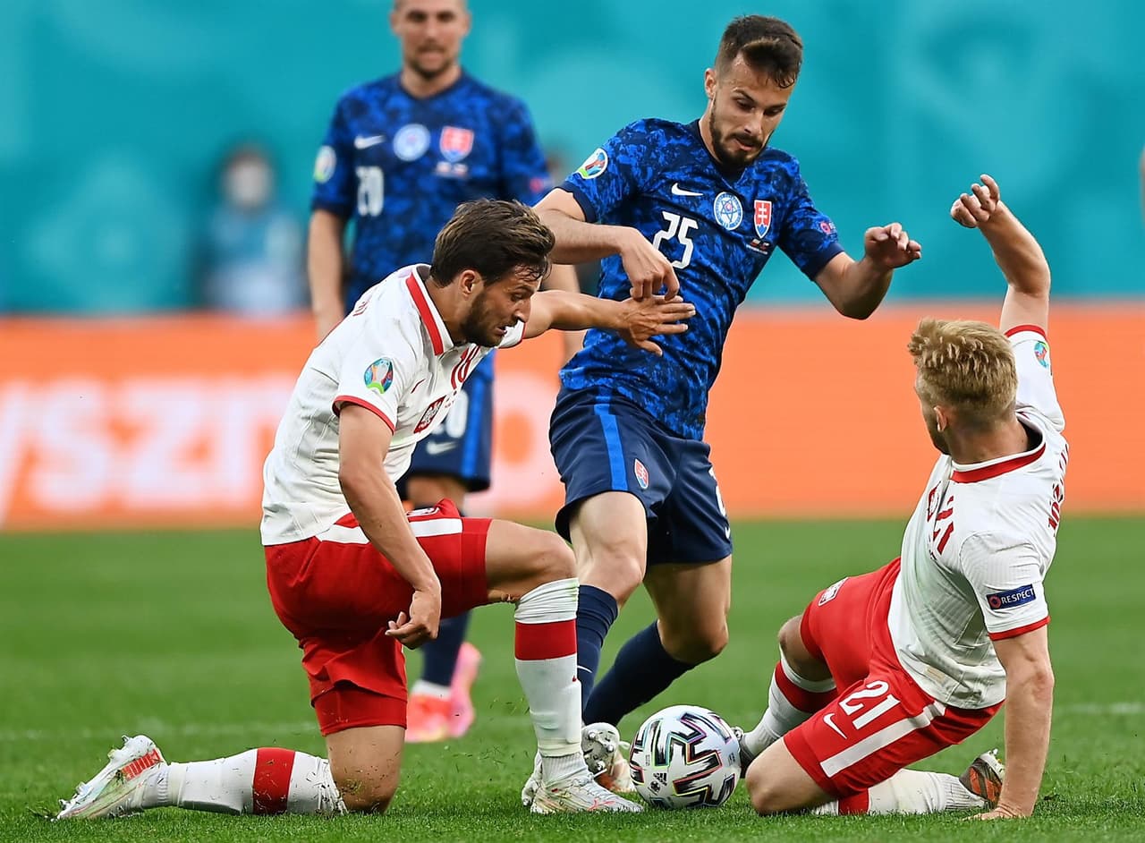 Eslovaquia logra sacar la victoria ante Polonia 2-1 en San Petersuburgo, Rusia. Robert Mak provoca la jugada para el primer gol para los eslovacos y, a segundos de iniciar la segunda parte, Karol Linetty empata el encuentro. El gol del triunfo fue de Milán Skriniar al 69' y consiguen sus primeros tres puntos en el Grupo E de la Euro 2020.