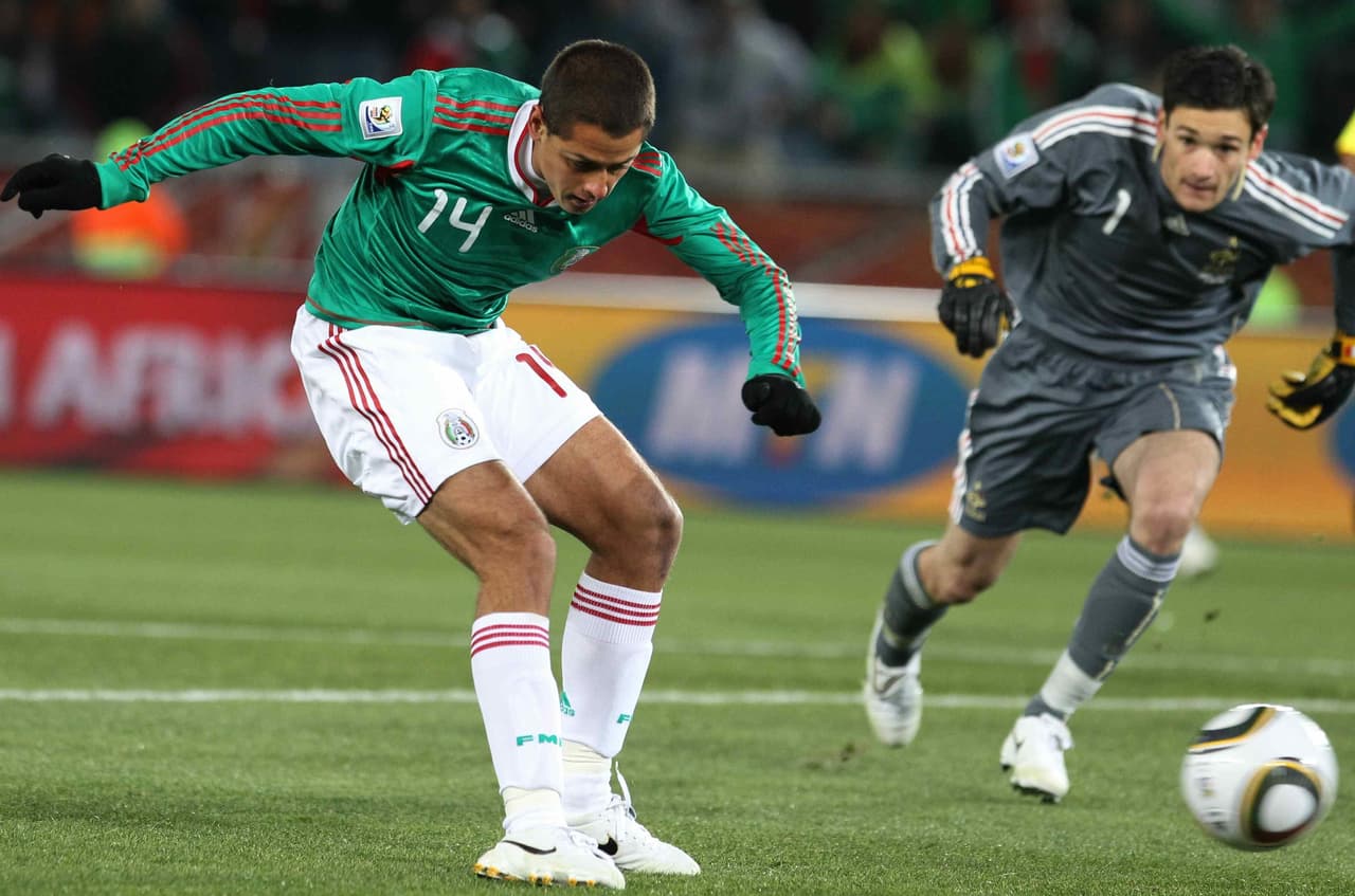 Hernández marcó su primer gol mundialista contra Francia el 17 de junio de 2010, con lo que rememoró a su abuelo que hizo lo mismo en otra cita similar.