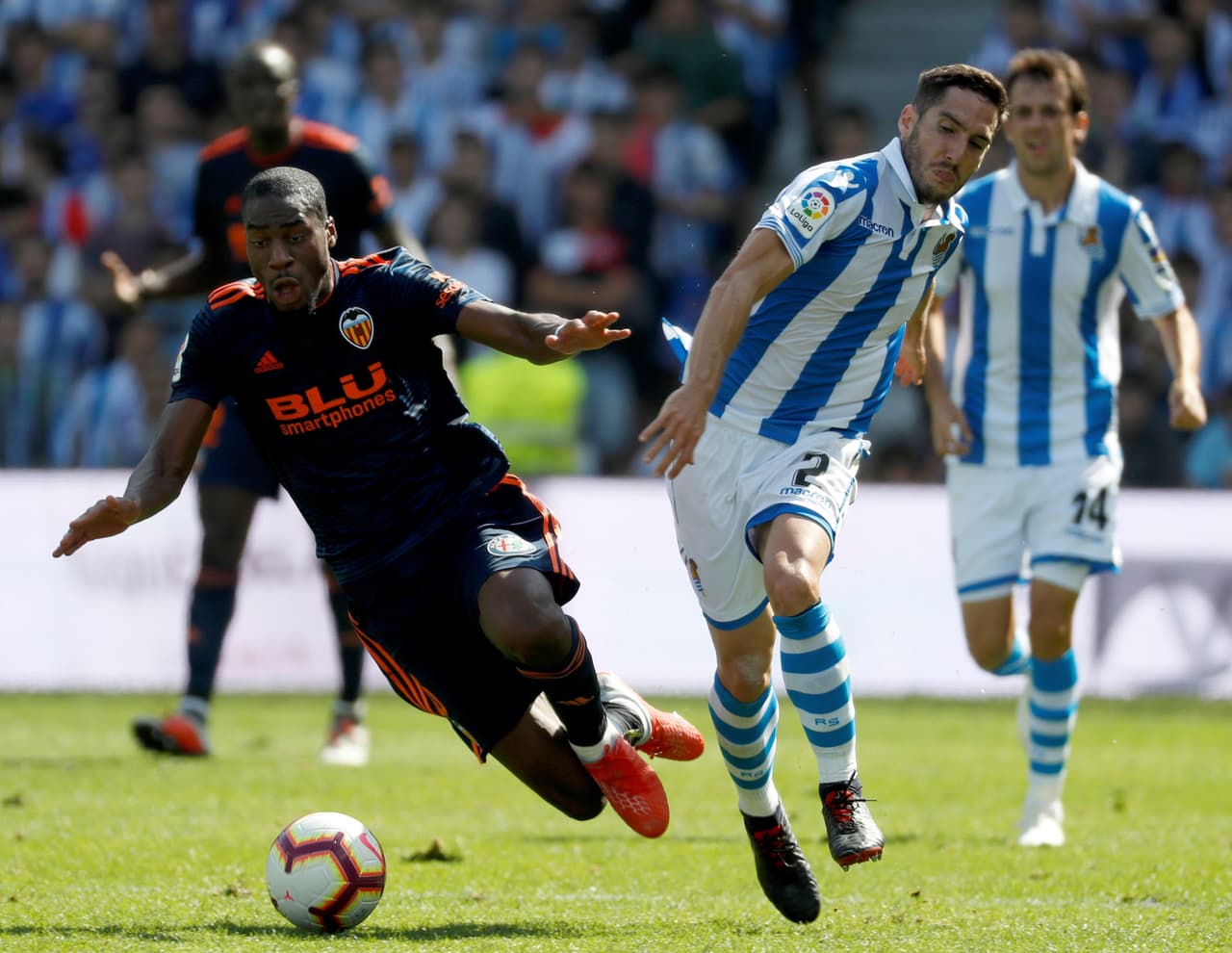 Geoffrey Kondogbia tenía bastante trabajo en la medular del Valencia.