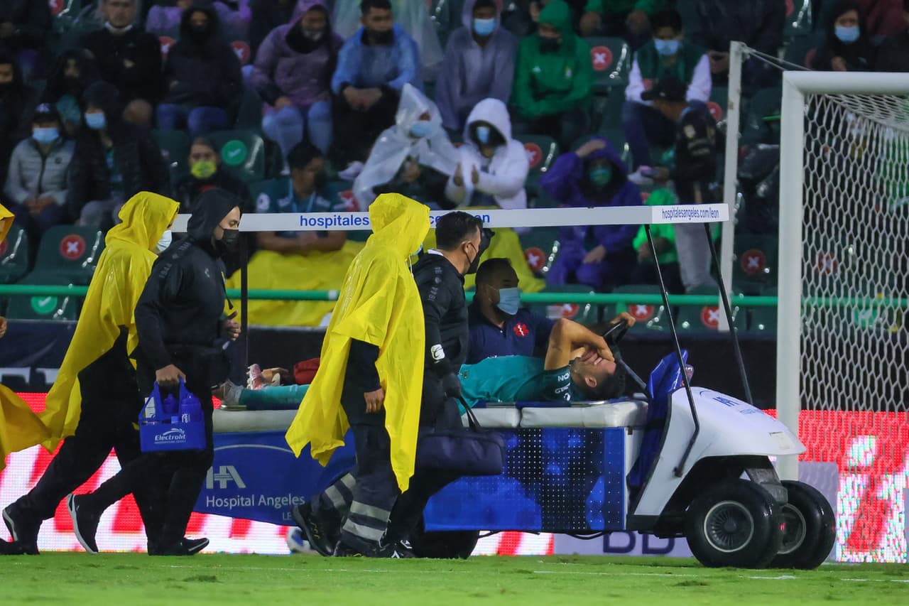 El jugador de León ni siquiera pudo salir de la cancha por su propio pie y tuvo que ser retirado en el 'carrito de las desgracias'.