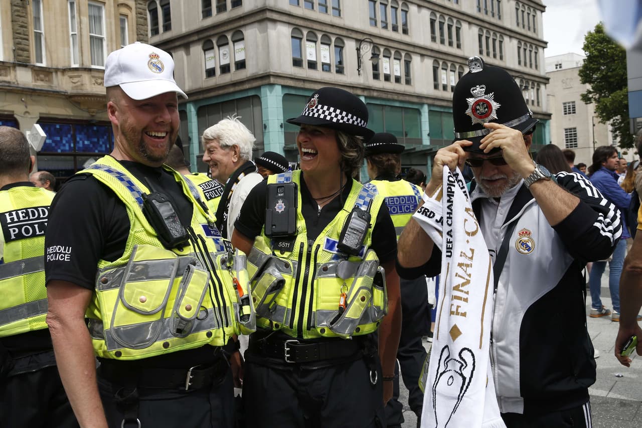 La buena onda entre los aficionados se ha contagiado con la fuerza Policial de la ciudad, que con alegría también vive las horas previas al inicio del encuentro. Estos le van al Madrid.