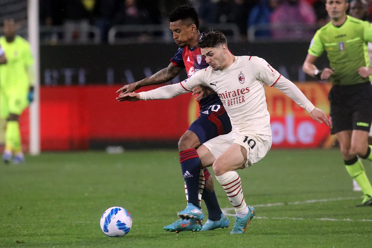 El Milan venció al Cagliari como visitante gracias a un solitario gol de Ismael Bennnacer y sigue como lider de la Serie A.