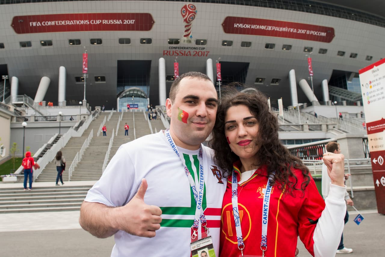 En pareja, con toda la buena energía para apoyar al equipo que comanda Cristiano Ronaldo.