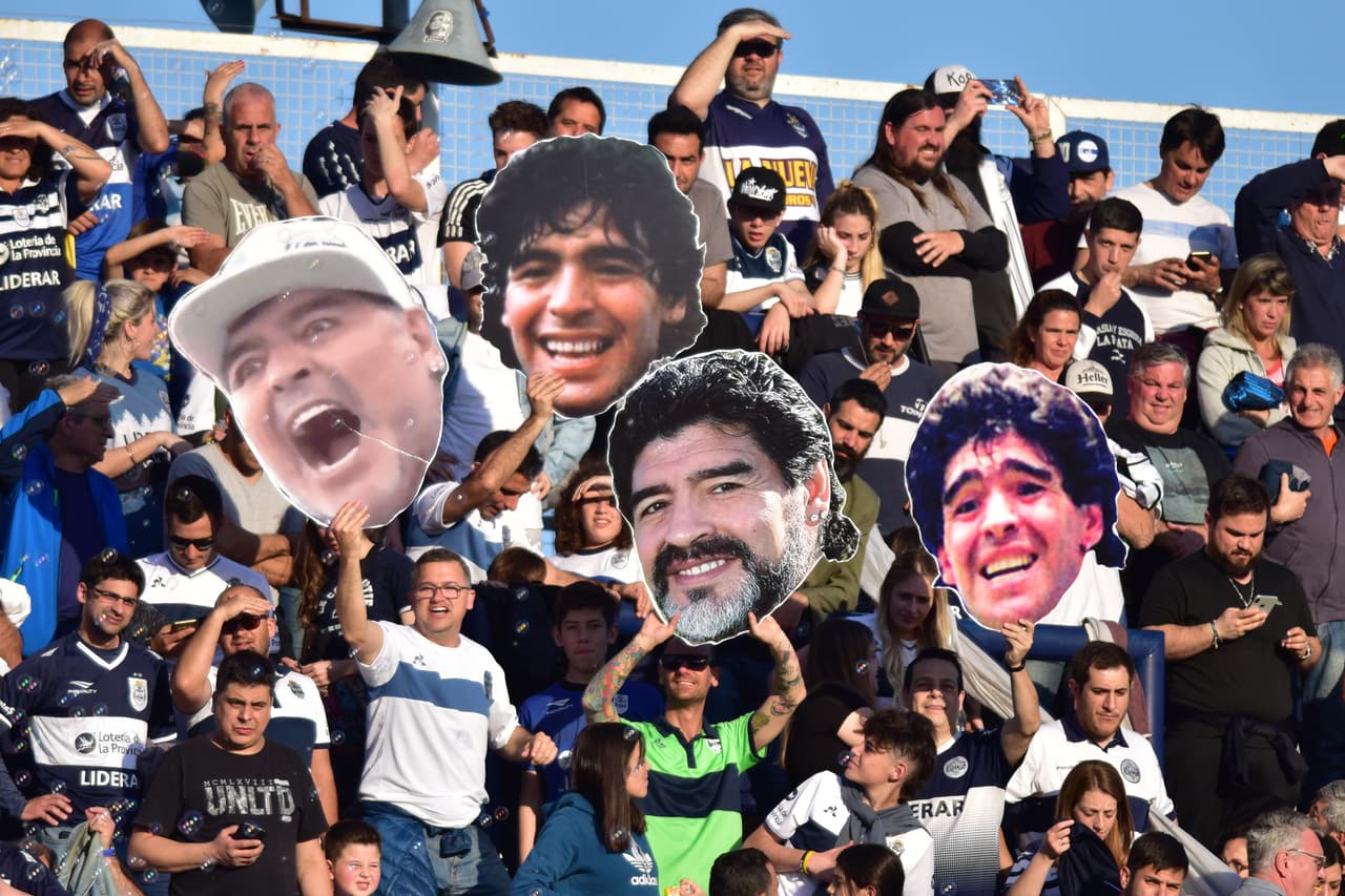 Las muestras de cariño al "10" argentino se dejan ver en la tribuna, la gente se desborda en pasión ante su entrenador.