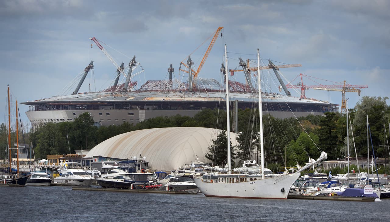 El nuevo escenario se construyó en la isla Krestovski, a la cual debe su nombre. Esta es parte de San Petersburgo.