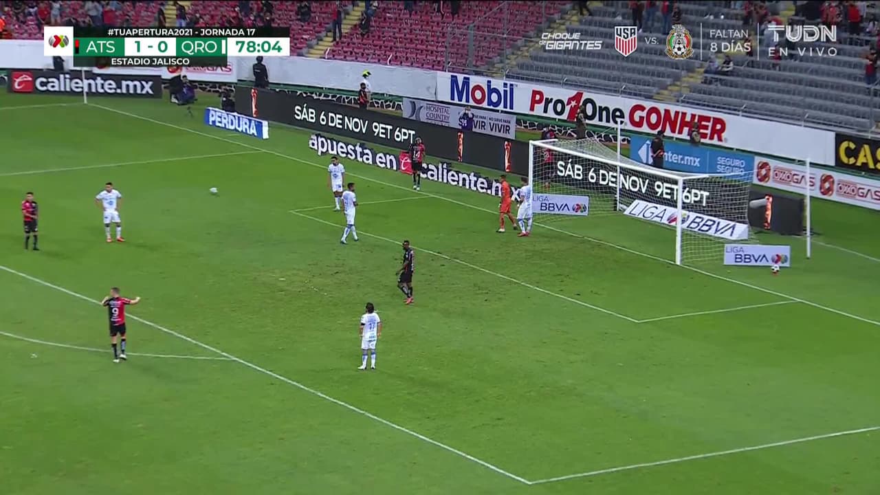 ¡TIRO ATAJADO! disparo por Julián Quiñones.