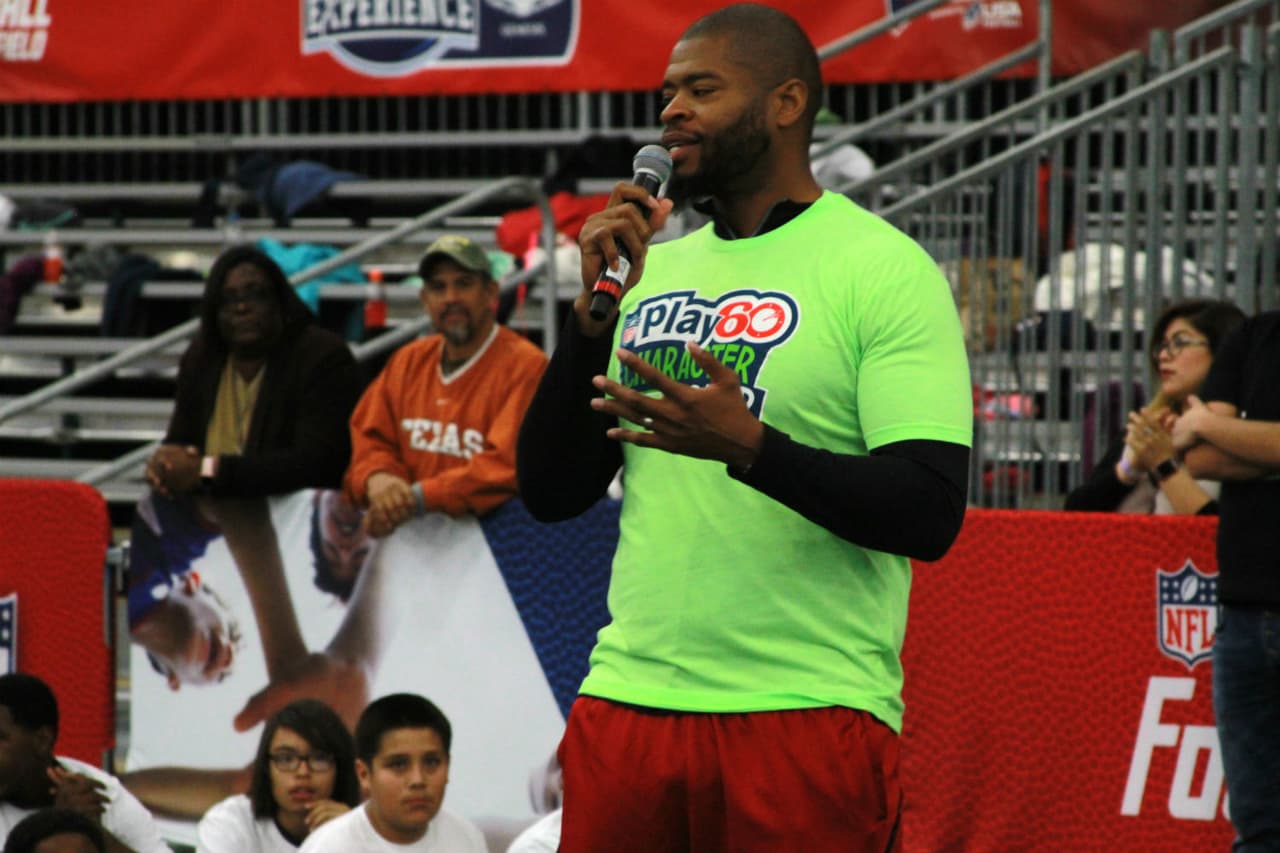 Anthony Muñoz, miembro del Salón de la Fama desde 1998, compartió su experiencia con niños y jóvenes de Houston en el lunes previo al Super Bowl LI.