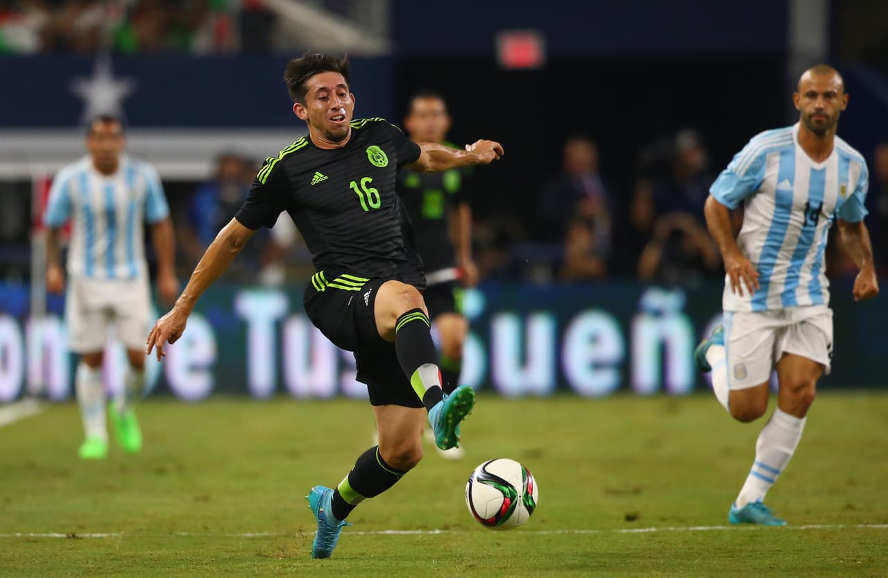El volante mexicano Héctor Herrera ha despertado el interés del Nápoles de la Serie A para llevarlo a jugar a Italia, y el club transalpino ya realizó una oferta de 20 millones de euros para comprárselo al Oporto. Sin embargo el conjunto portugués ya dejó en claro que no piensa dejarlo ir tan fácil a menos que los italianos paguen los 40 millones que vale la cláusula de rescisión de su contrato.