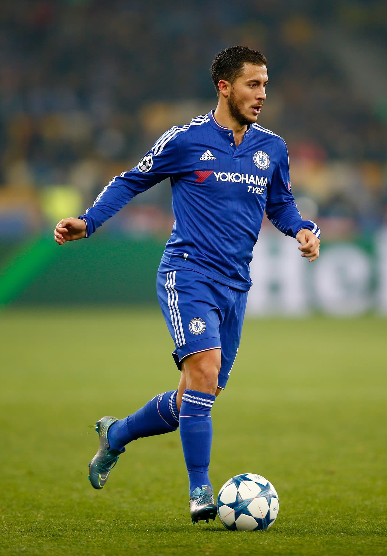 Ya habíamos reportado que Eden Hazard podría estar viviendo sus últimos partidos con el Chelsea. El crack belga no pasa por su mejor momento con los ‘Blues’ y por ello considera marcharse al Real Madrid de Zidane, quien lo ha querido vestir de blanco desde hace varios años. Parece que los 'Blues' aceptarían vender al belga, pero han tasado su ficha ni más ni menos que en 105 millones de euros. ¿Los vale Eden?