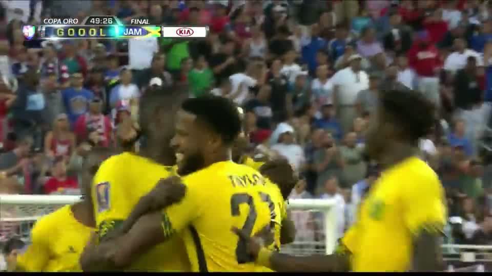 Goooolll!! Je-Vaughn Watson mete el balón y marca para Jamaica