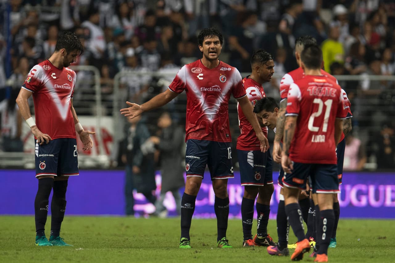 DescensoVeracruz tendrán que remar contra corriente luego de que ficharan a 16 nuevos jugadores y que se desprendieran de las dos figuras que poseían, Julio Furch y Gabriel Peñalba.