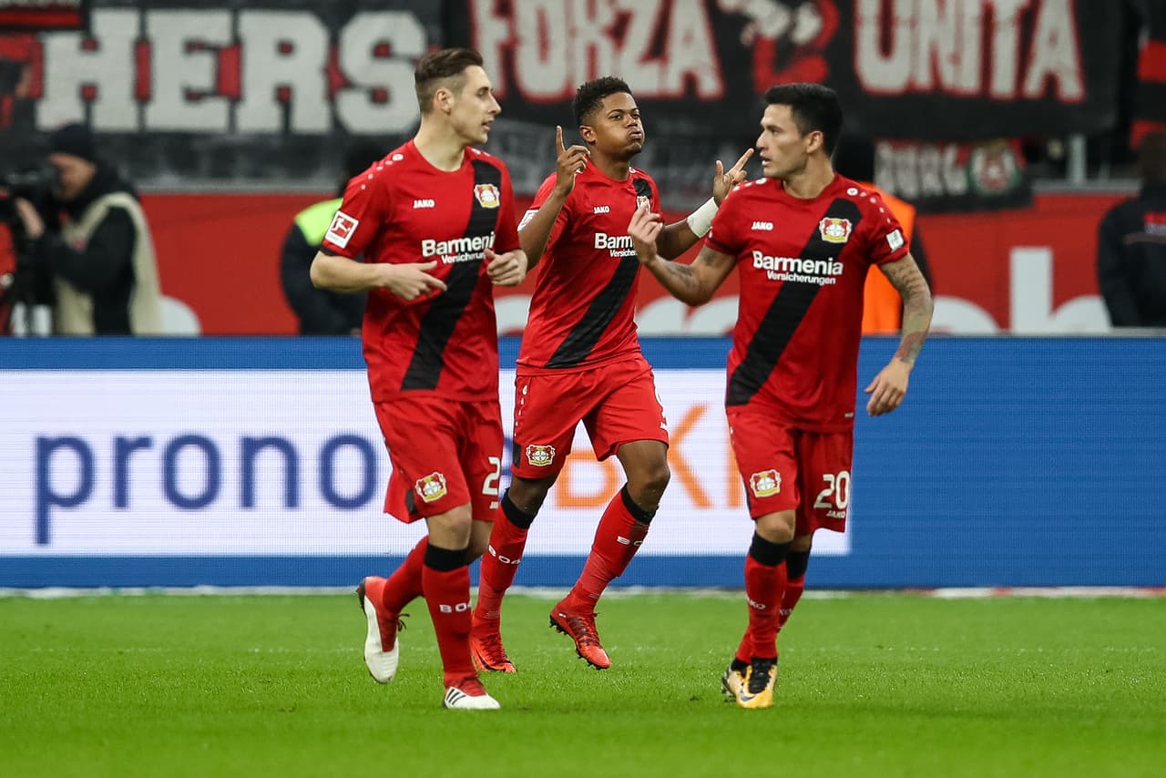 Leon Bailey celebra el 1-0 del Bayer con sus compañeros.
