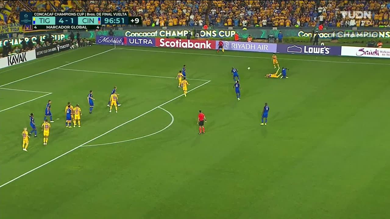 ¡TIRO ATAJADO! disparo por André-Pierre Gignac.