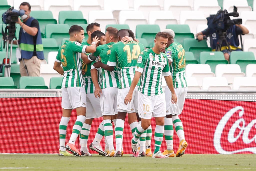 El Valladolid busca la forma de llegar al gol, pero Betis no afloja su juego.