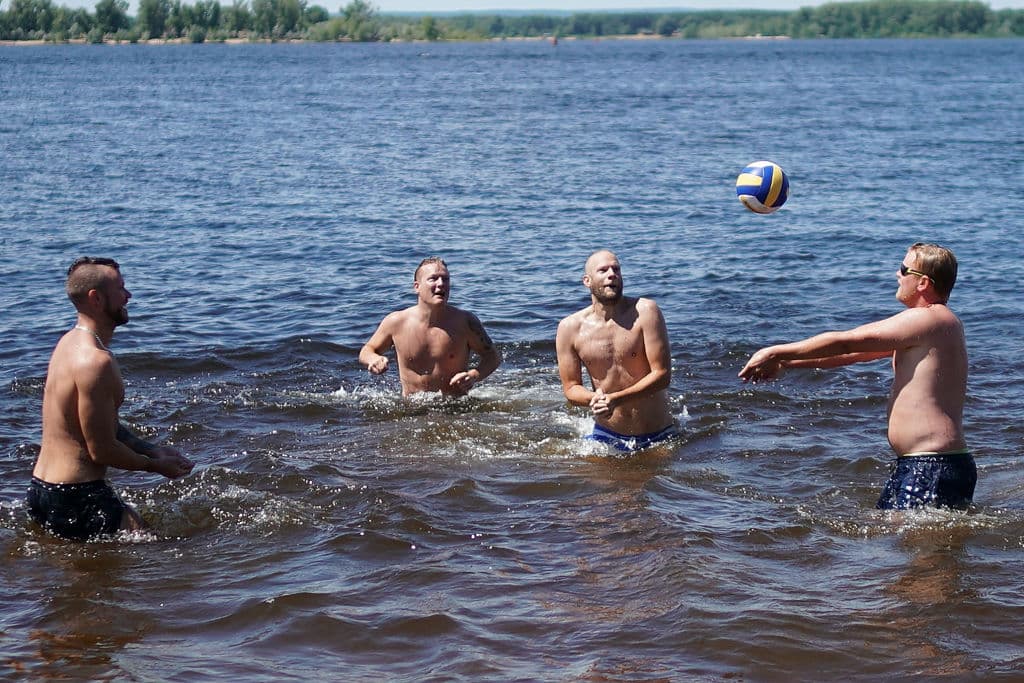 Los juegos en el agua sirven para refrescarse y también darse un aire del propio fútbol.