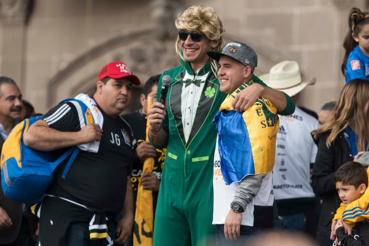 El portero argentino se vistió de manera extravagante durante los festejos de los universitarios. Además, la hizo de maestro de ceremonias en la Macroplaza.