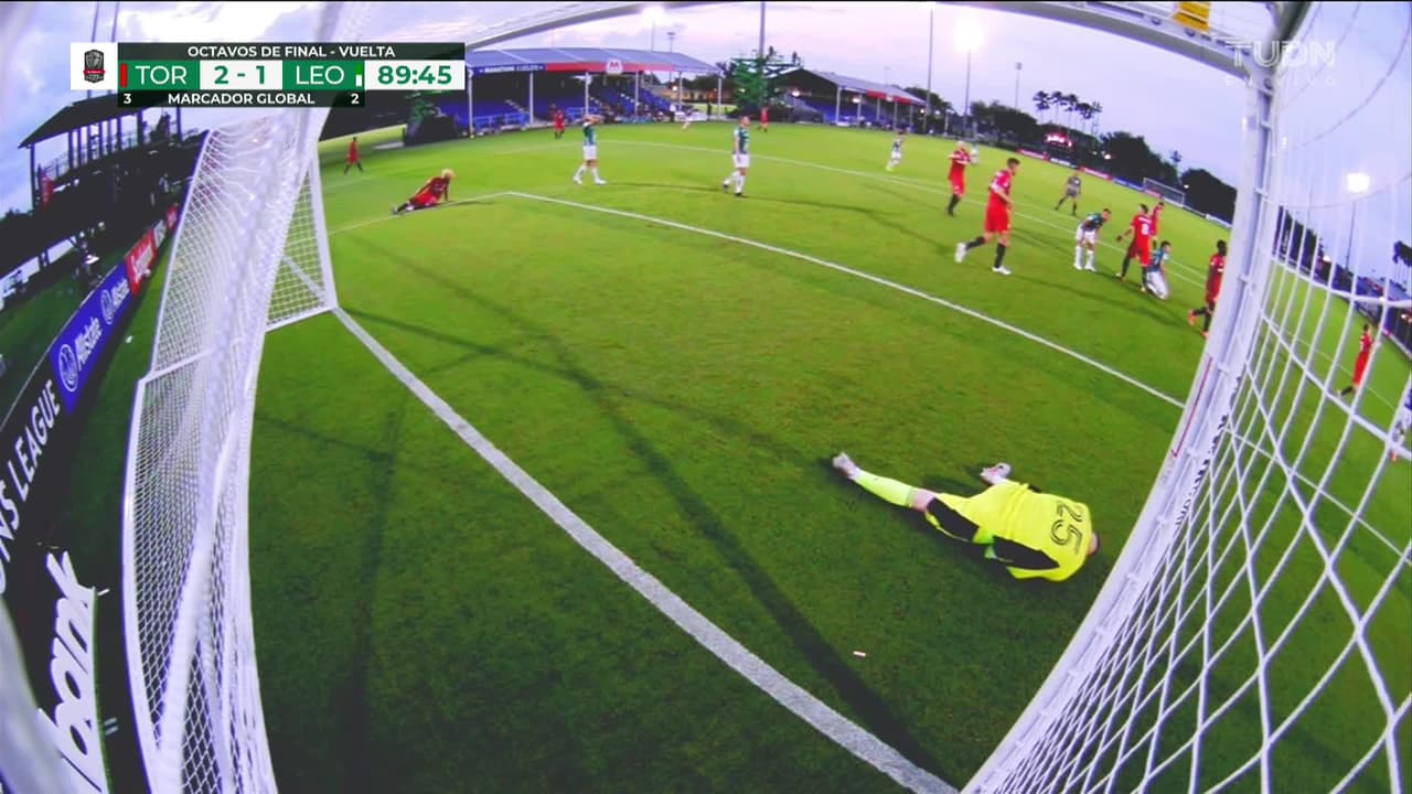 ¡TIRO ATAJADO! disparo por Emanuel Gigliotti.