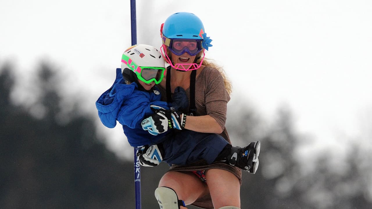 Al momento de su retiro, en 2011, Sarah Schleper saltó a la pista para un descenso de homenaje con su hijo, Lasse, nacido en 2008. Hoy son compañeros de delegación de México.