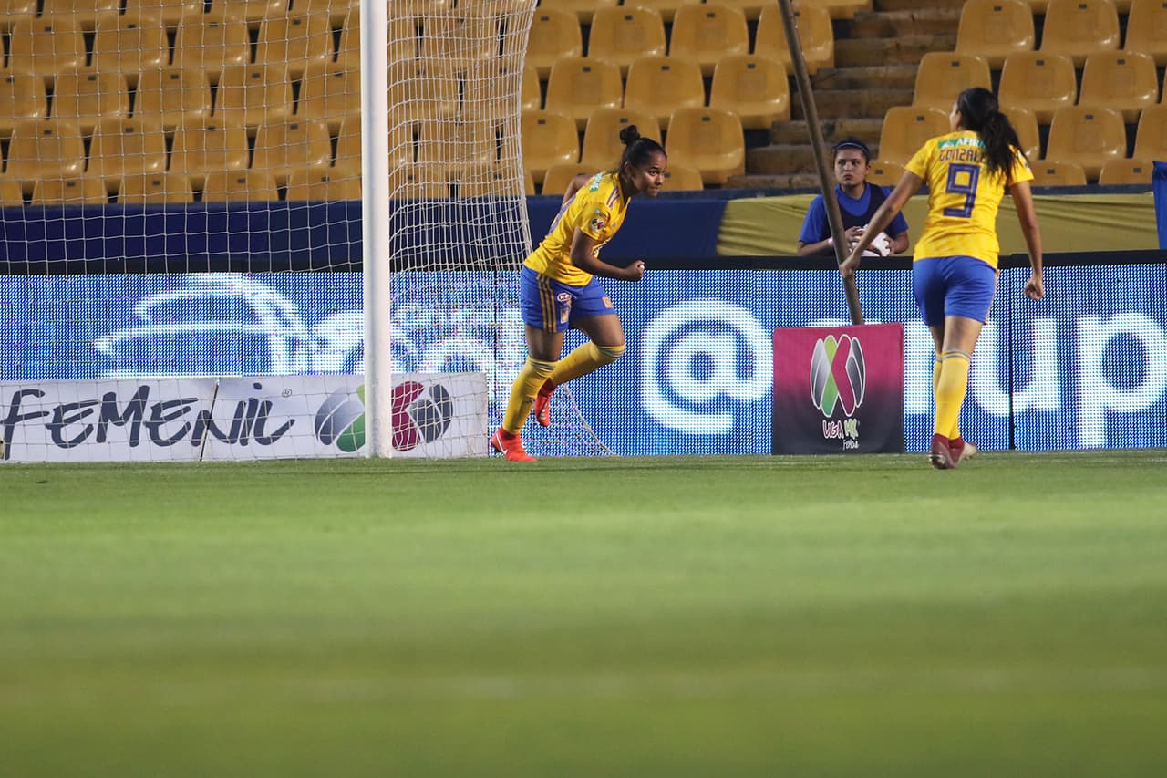 Belén de Jesús Cruz marcaba el 1-0 para las Tigres de la UANL ante unas Chivas Rayadas del Guadalajara que comenzaron aletargadas. Un sendo cabezazo en el área definió la jugada.