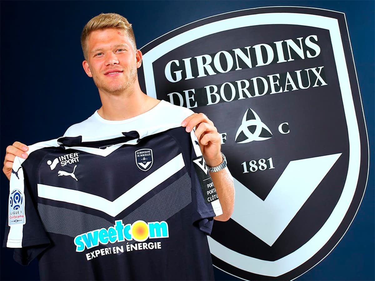 El Girondins de Burdeos anunció dos fichajes en el cierre del mercado, el primero, el delantero danés de 25 años Andreas Cornelius, quien llega proveniente del Atalanta de Italia.