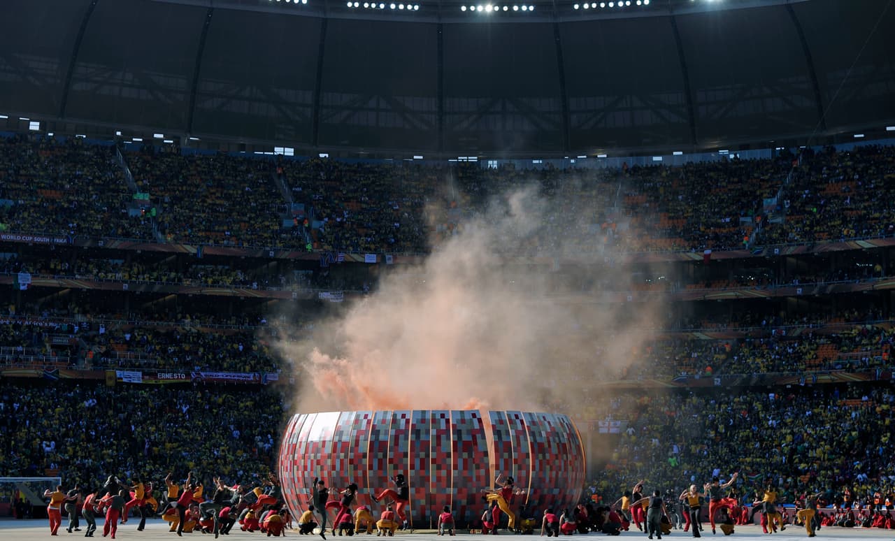 México debutó en la Copa del Mundo de la FIFA 2010 en el juego inaugural ante Sudáfrica.