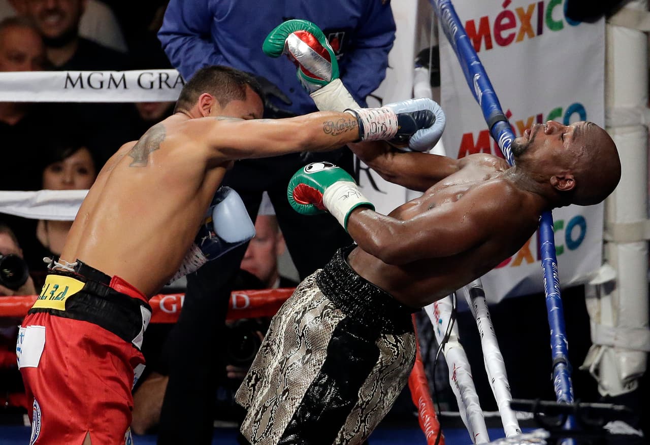 El' Chino' Maidana presume diente que tumbó a Mayweather