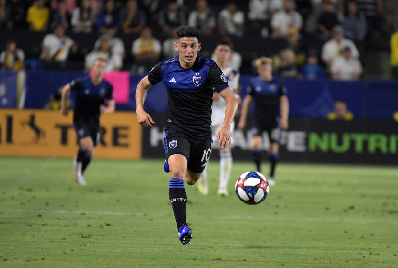 Con criterio con el balón, Cristian Espinoza aportó para que los 'Quakes' mantuvieran la ventaja en un segundo tiempo confuso para LA Galaxy.