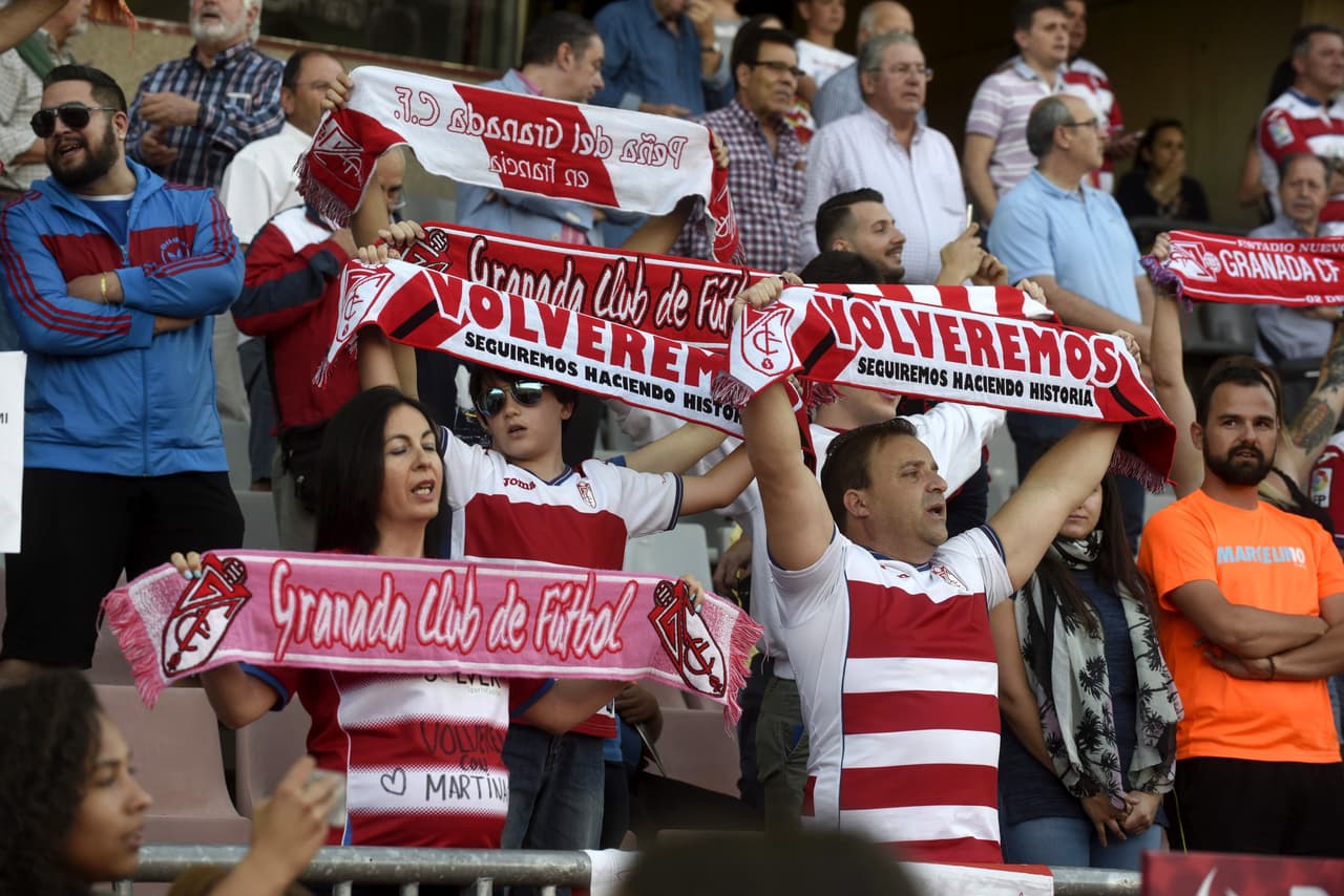 Los pocos aficionados que se acercaron al estadio granadino apoyaron de principio a fin y mostraron bufandas que añoran un regreso pronto a la Primera División.