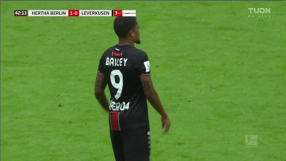 Tiro desviado de Leon Bailey
