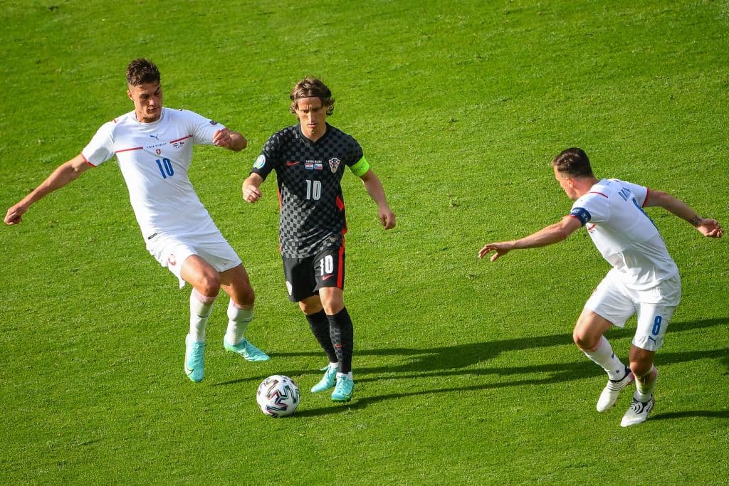 República Checa no logra aguantar la ventaja mínima sobre Croacia y el gol de Ivan Perisic al minuto 47 le da el primer punto del torneo a los croatas.